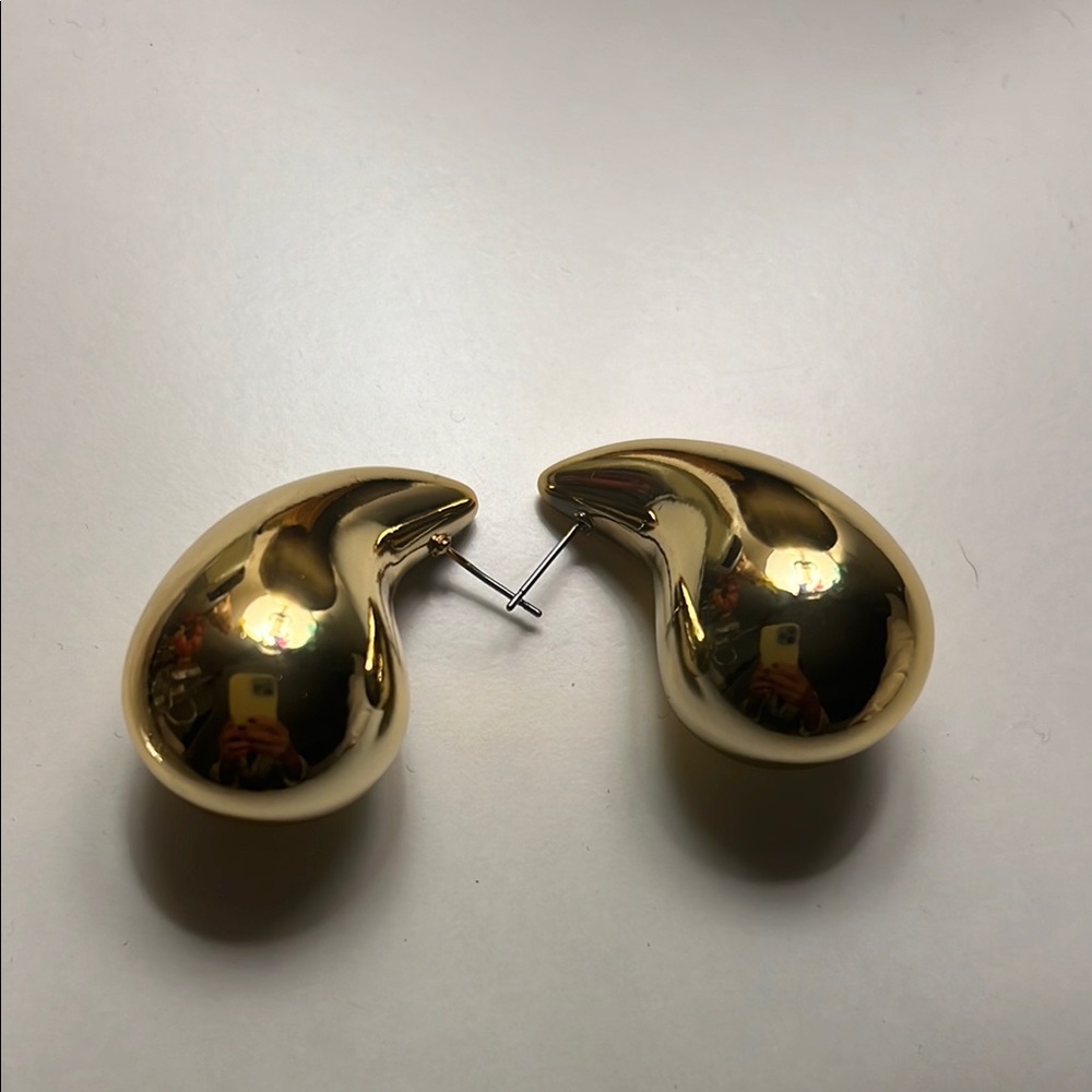 Elegant Gold-Tone Teardrop Earrings - Picture 2 of 2